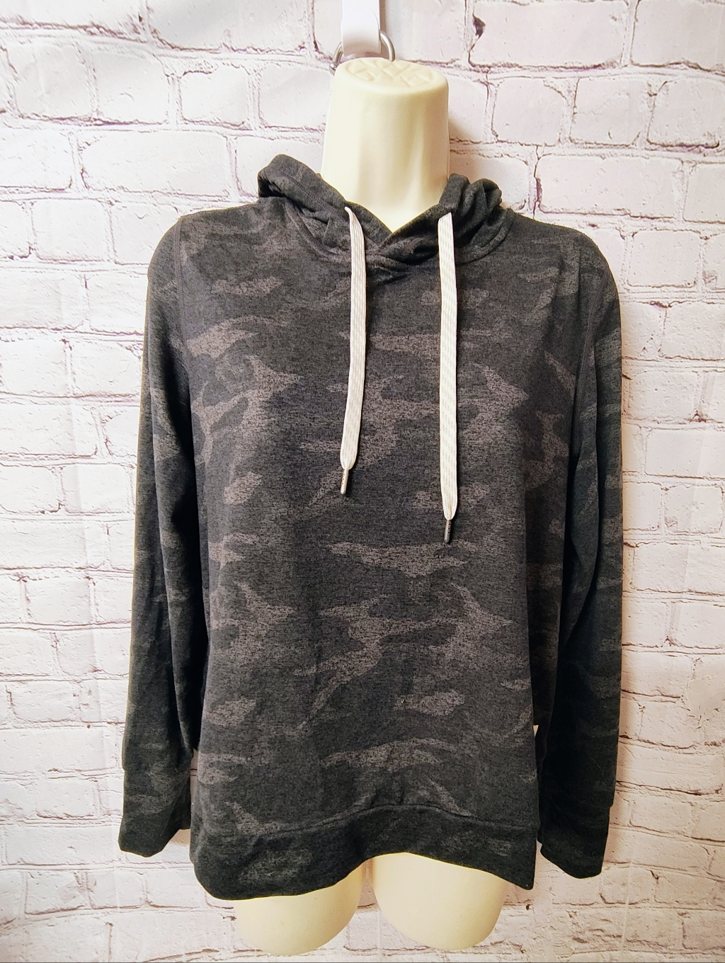 Women's Vuori Halo Essential Camo Grey Black Lightweight Hoodie M